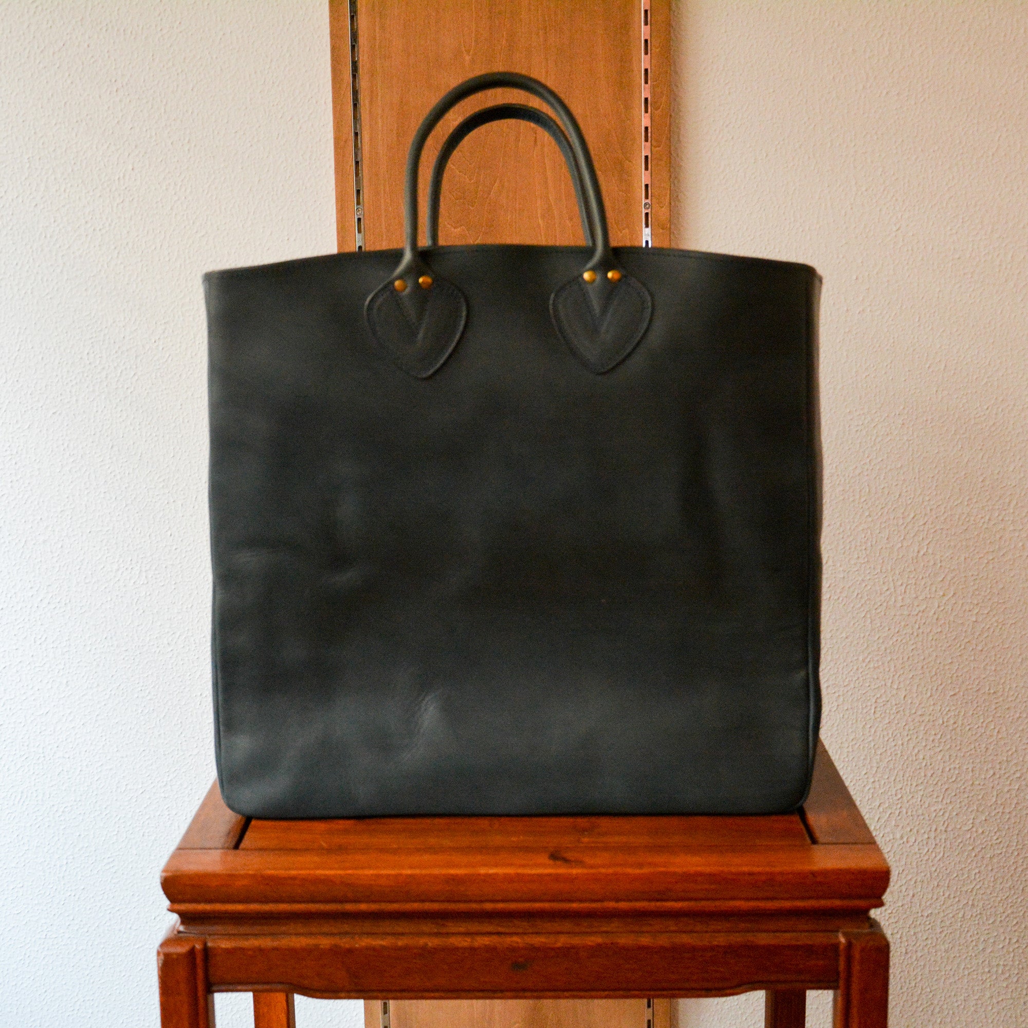 Navy leather tote discount handbag